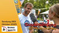 Moderatorin des Bremer Sport-TV interviewt einen Teilnehmer beim 32. Bremer Kindertag im Bürgerpark Bremen. Im Hintergrund fröhliche Kinder, Vereinsstände und Banner der Aktion 'Kinder stark machen'. Hinweis auf Sondersendung, Folge 283, Oktober 2025.